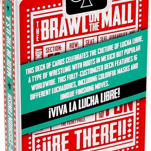 Op de afbeelding: Een rode en witte speelkaarten doos met de tekst "Brawl on the Mall" en "&iexcl;Viva La Lucha Libre!" De doos heeft een groene rand en een zwart schoppen symbool in de rechterbovenhoek.