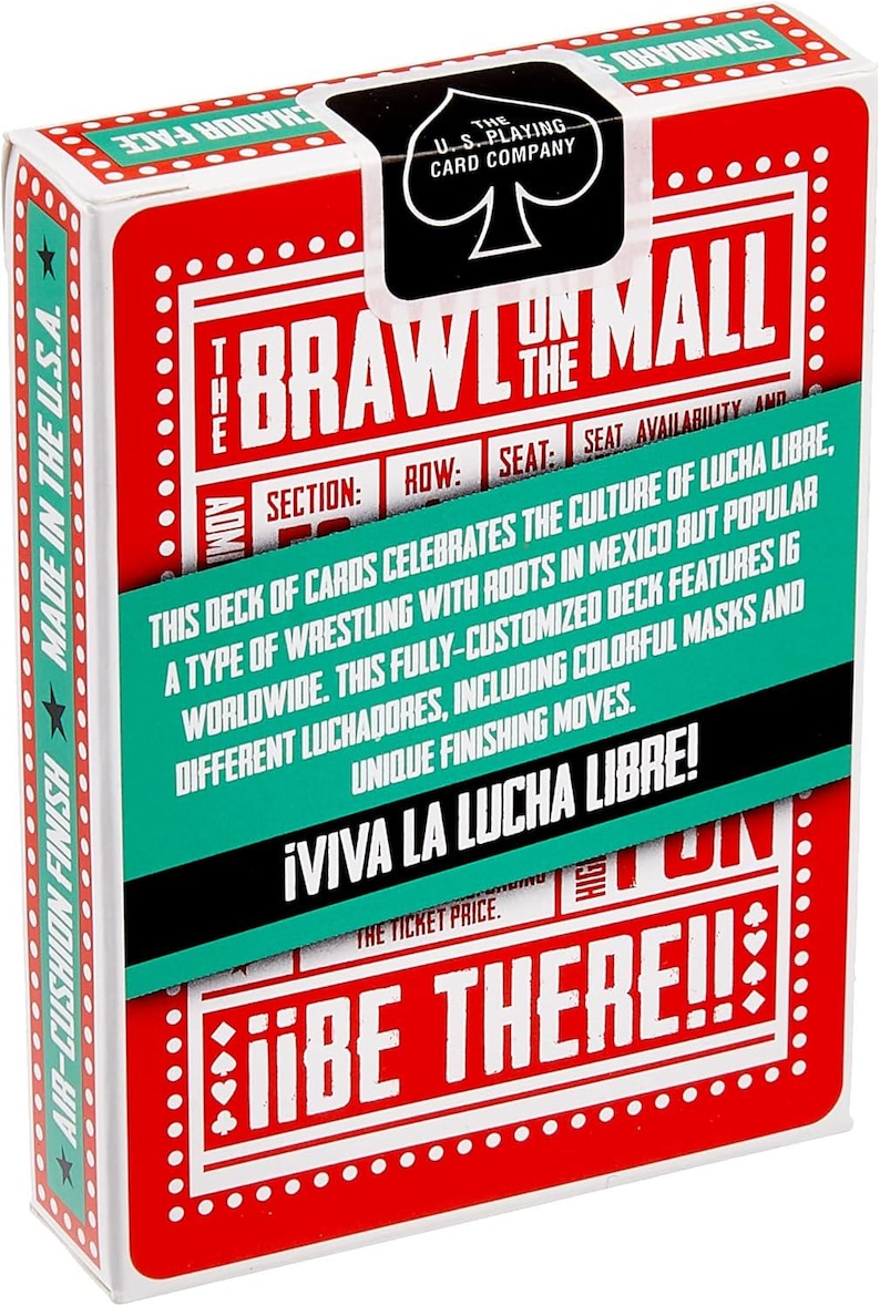 Op de afbeelding: Een rode en witte speelkaarten doos met de tekst "Brawl on the Mall" en "&iexcl;Viva La Lucha Libre!" De doos heeft een groene rand en een zwart schoppen symbool in de rechterbovenhoek.