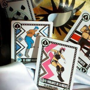 Op de afbeelding: Vier speelkaarten met illustraties van gemaskerde worstelaars. De kaarten zijn uit een deck genaamd "The Luchador Deck". De namen van de kaarten zijn "El Lobo Magico", "El Vigilante de la Noche", "Muerto" en "The Octopus Chameleon".