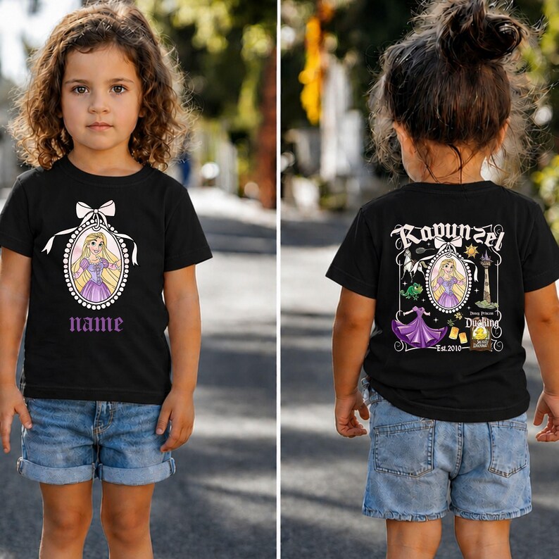 Puede incluir: Camiseta negra con un dise&ntilde;o de dibujos animados de una princesa en la parte delantera, con la palabra "name" en morado. La parte trasera de la camiseta tiene un dise&ntilde;o a juego con la palabra "Rapunzel" y el texto "Est. 2010".