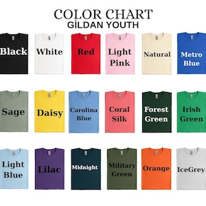 Puede incluir: Una carta de colores de camisetas Gildan Youth en varios colores, incluyendo negro, blanco, rojo, rosa claro, natural, azul metro, salvia, amarillo, azul carolina, coral, verde bosque, verde irland&eacute;s, azul claro, lila, medianoche, verde militar, naranja y gris hielo.