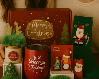 - Weihnachtliches Geschenkbox-Set - Urlaubstasse, Kerze, Socken & Accessoires