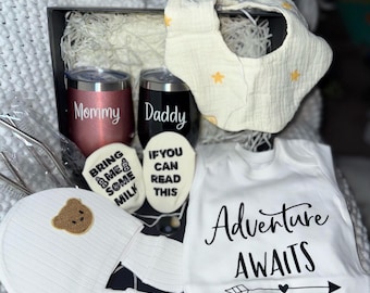 Neue Eltern Geschenkbox - Mama und Papa Becher, Baby Body und Socken