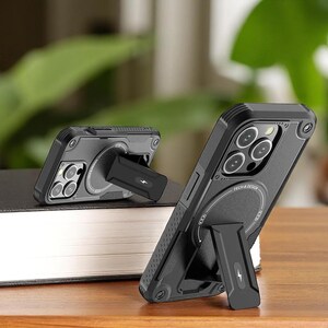 Könnte beinhalten: Schwarze Handyhüllen mit Ständer. Die Hüllen haben ein robustes Design mit strukturierter Oberfläche und einem Magnetring für Zubehör. Der Ständer hat ein Blitzsymbol. Der Text "TECH & DESIGN" ist sichtbar.