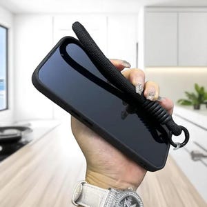 Funda ClearGuard Flex Strap: elegante funda magnética con cordón para la muñeca para iPhone 11 a 16 (Pro Max)
