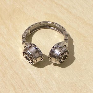Vintage Headphone Ring – Adjustable Music Lover Jewelry, Retro Boombox Ear Cup Design, Silver Statement Ring for Musicians & DJs