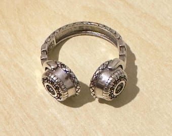 Vintage Headphone Ring – Adjustable Music Lover Jewelry, Retro Boombox Ear Cup Design, Silver Statement Ring for Musicians & DJs