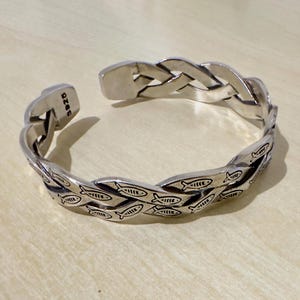 Vintage Silver Tone Fish Bracelet: Adjustable Nautical Bangle