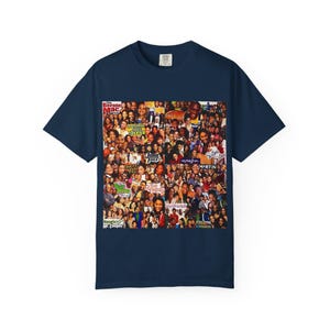 Könnte beinhalten: Marineblaues T-Shirt mit einer Collage von Bildern aus verschiedenen Fernsehsendungen und Schauspielern. Die Collage enthält Bilder von Shows wie "The Bernie Mac Show", "Martin" und "Girlfriends". Das T-Shirt ist aus einem weichen Material.