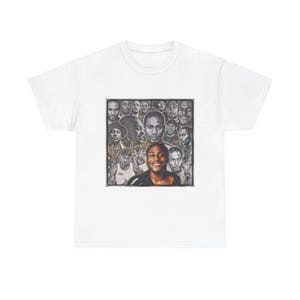 Può includere: T-shirt bianco con una grafica incorniciata di più volti, con un volto sorridente in basso. La grafica ha un bordo nero e include il testo "Melo". La maglietta è realizzata in un materiale morbido e confortevole.