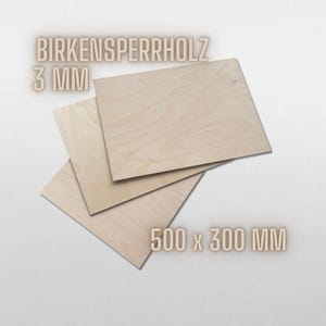Könnte beinhalten: Drei hellfarbige Birkensperrholzplatten. Der Text auf dem Bild lautet "BIRKENSPERRHOLZ 3 MM" und "500 x 300 MM". Die Sperrholzplatten sind 3 mm dick und messen 500 x 300 mm.