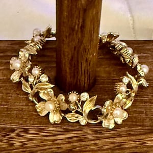 Vintage Lisner Pearls And Rhinestones Gold Tone Bracelet