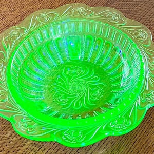 Vintage Green Depression Glass Bowl With Ruffled Edge