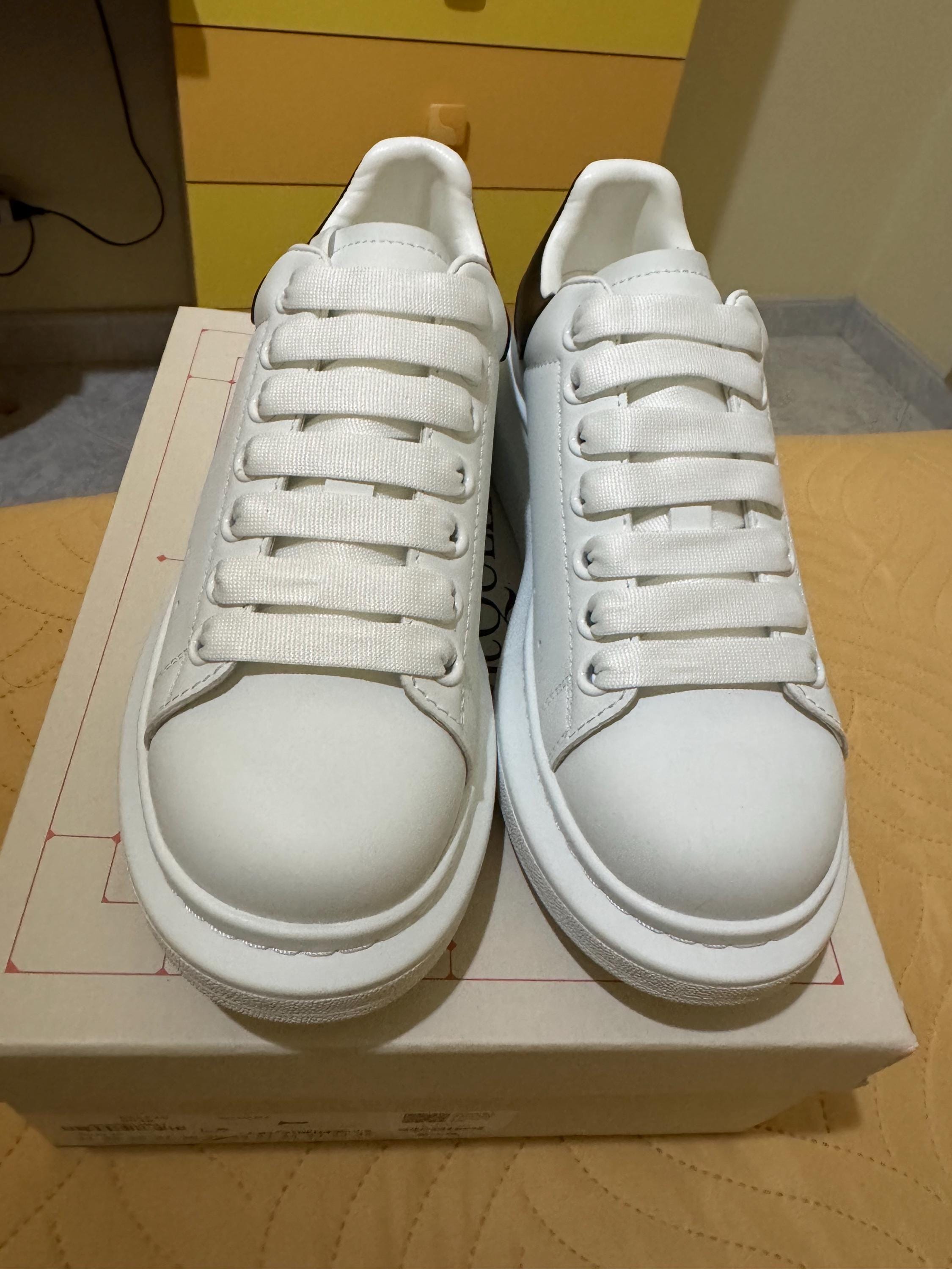 Mcqueen White Replica Alexander Mcqueen Trainers Vs Real Scarpe - Main Image