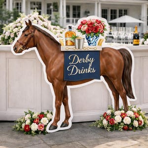 Op de afbeelding: Een bruine paardvormige uitsparing met een dienblad met een fles, een emmer en een vaas met rozen. Het dienblad heeft de tekst "Derby Drinks" op een blauwe banner. De uitsparing is versierd met bloemen.