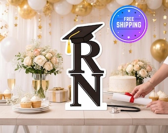 Decorazione per la laurea in infermieristica (RN) alta 90 cm / Decorazione per la festa di laurea in infermieristica / Cartello "Laureato/a in Infermieristica 2026" / Accessorio per cabina fotografica per la laurea in infermieristica / Cartone leggero