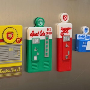 Peut inclure: Quatre aimants de réfrigérateur colorés en forme de distributeurs de soda vintage. Les aimants sont jaunes, verts, rouges et bleus, avec divers textes et graphiques. L'aimant jaune indique "Double Tap II" et "10¢". L'aimant vert dit "Speed Cola" et "Ice Cold".