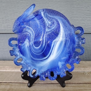 Cobalt Blue and White Slag Glass 7.5&quot; LUCKY BUNNY Rabbit Plate Westmoreland Summit Art Glass Horseshoes and Four Leaf Clovers
