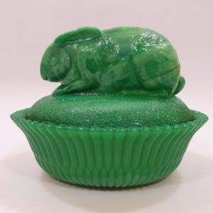 Vintage Dave&#39;s Green Slag Glass Rabbit on Nest 5.5&quot; McKee Summit Art Glass Covered Bowl Dish Bunny Collectible