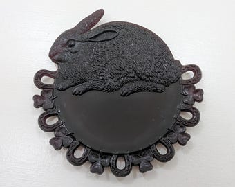 Assiette LUCKY BUNNY en verre violet améthyste de 7,5 po., LUCKY BUNNY
