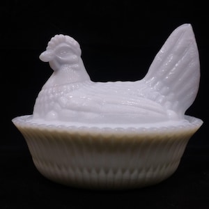 Vintage White Milk Glass Hen on Nest 5.5&quot; McKee Summit Art Glass Covered Dish Chicken Collectible