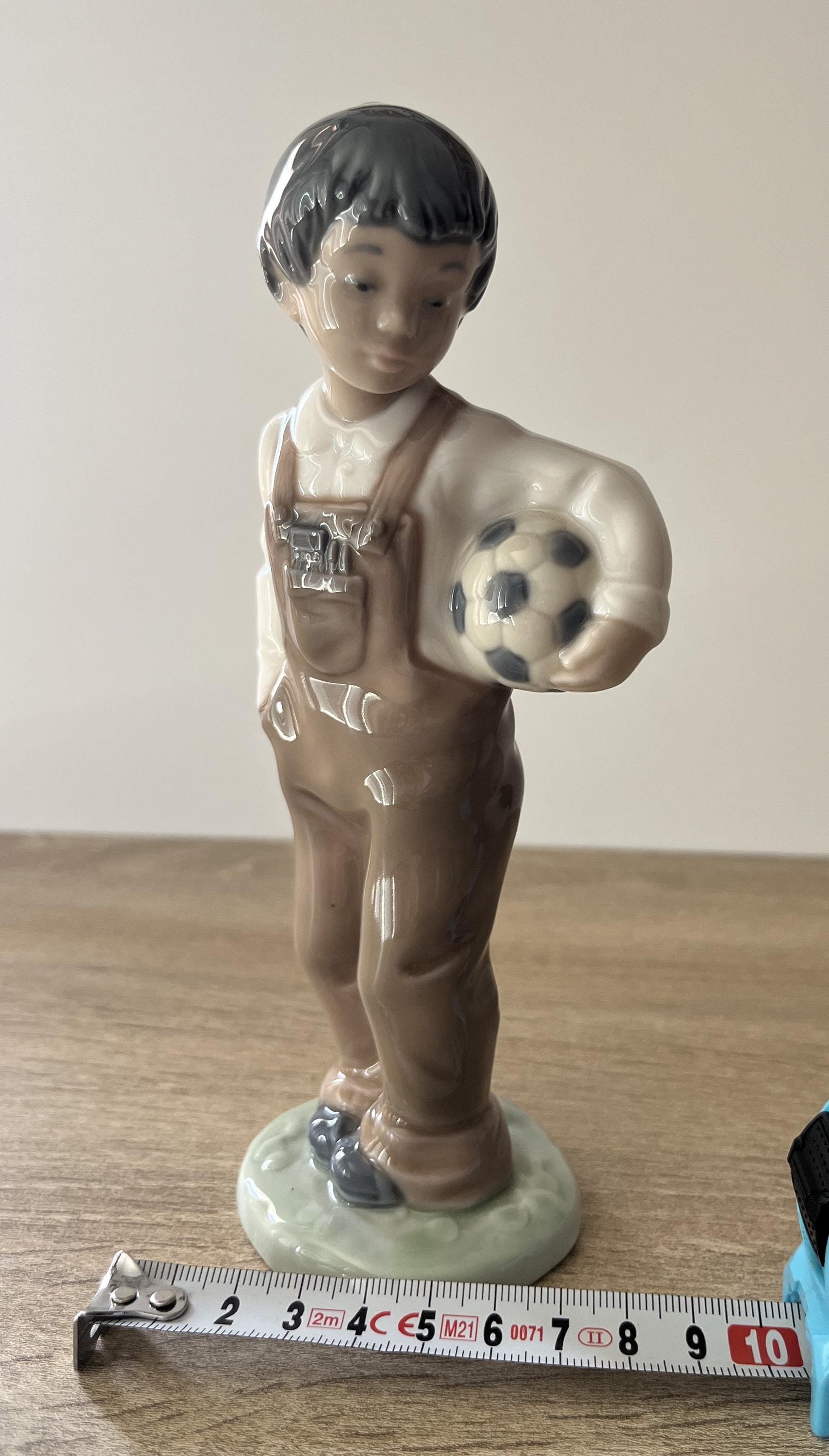 ヴィンテージのリヤドロ製磁器人形、サッカーボールを持った少年：NAO