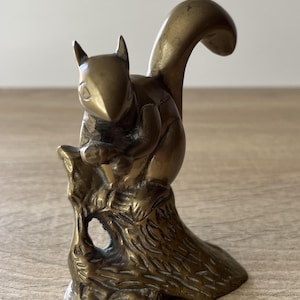 Vintage Brass Squirrel Figurine: Rustic Woodland Decor