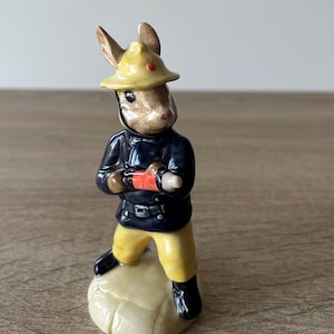 Royal Doulton Feuerwehrmann Bunnykins Figur DB 75, Erste Version, erste Variante, Limited Edition, Vintage Sammlerstück Hasenstatue
