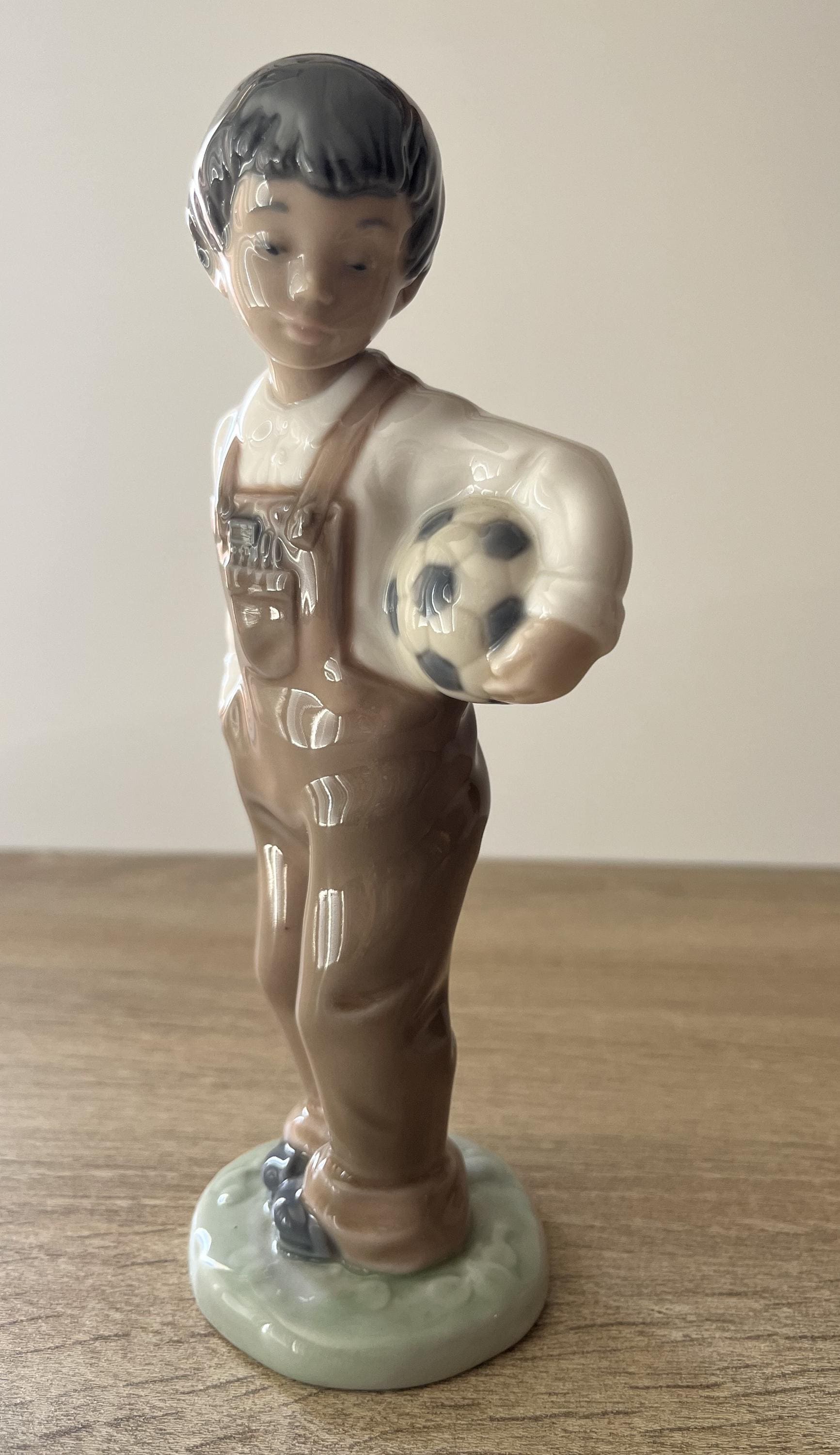 ヴィンテージのリヤドロ製磁器人形、サッカーボールを持った少年：NAO