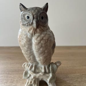 Vintage Porcelain Owl Figurine: Realistic Animal Sculpture, 15cm