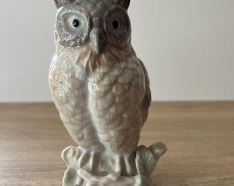Sculpture de hibou décorative en bois faite à la main | Image générée à