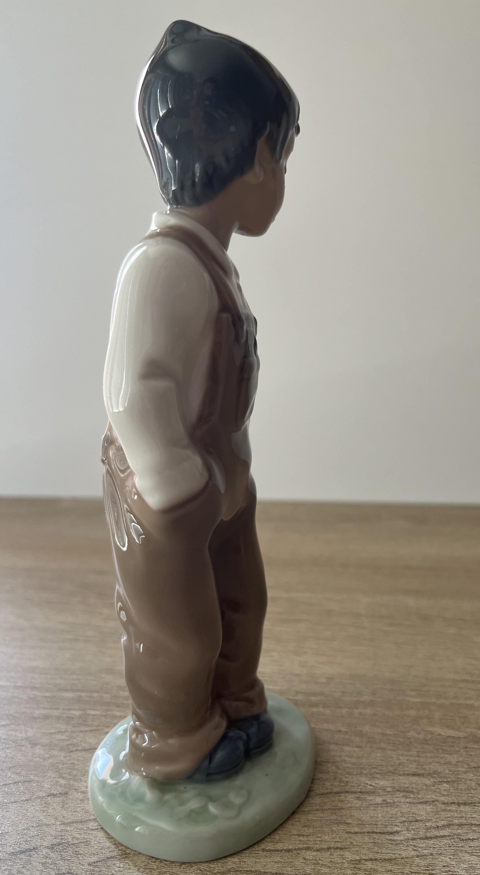 ヴィンテージ リヤドロ 磁器製 サッカーボールを持った少年の置物：NAO