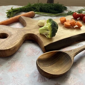 Live Edge Charcuterie Board aus Buchenholz: Serviertablett aus graviertem Holz, kostenlose Personalisierung