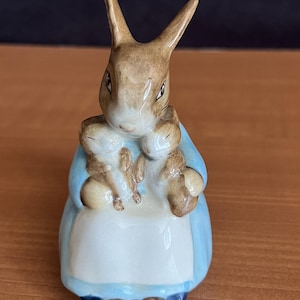 Vintage Beatrix Potter figurine showing Mrs Rabbit & Bunnies, 1976 Beswick sculpture, Collectable Bunny Statue – Gift for Animal Lovers