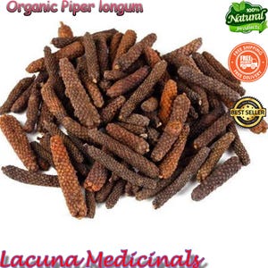 Op de afbeelding: Een hoop gedroogde, bruine Organic Piper longum, ook wel lange peper genoemd, met een textuur. De afbeelding bevat de tekst "Organic Piper longum" en "Lacuna Medicinals". Productlabels tonen "Natural products", "Free Shipping" en "Best Seller".