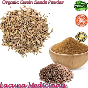 Può includere: Immagine che mostra semi e polvere di cumino biologico. L'immagine mostra semi interi, polvere macinata in una ciotola di legno e un mucchio più piccolo di semi. Il testo in alto recita "Organic Cumin Seeds Powder."
