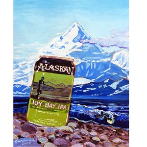 Könnte beinhalten: Ein Gemälde, das eine Dose Alaskan Icy Bay IPA Bier an einem Strand mit einem schneebedeckten Berg im Hintergrund zeigt. Die Dose ist grün und schwarz mit den Worten "Alaskan" und "Icy Bay IPA" bedruckt. Der Berg ist weiß und blau mit einem bewölkten Himmel darüber.