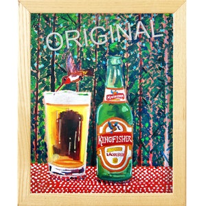 Puede incluir: Pintura original enmarcada en madera que representa un vaso de cerveza y una botella de Kingfisher Lager Beer. Un colibrí se cierne cerca del vaso. El fondo muestra una escena de bosque. La palabra "ORIGINAL" está en la parte superior.