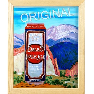 Puede incluir: Una pintura de una lata de Dale's Pale Ale frente a un paisaje montañoso. La lata es azul con un círculo rojo que dice "Dale's Pale Ale" en texto blanco. El paisaje montañoso está pintado en tonos de azul, verde y rosa.