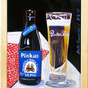 Puede incluir: Una pintura de un vaso de cerveza y una botella de cerveza Pinkus Ur-Pils. La botella de cerveza es azul y blanca con el texto "Pinkus World's First Organic Brewery Since 1916 UR-PILS". El vaso de cerveza es transparente y est&aacute; lleno de una cerveza de color &aacute;mbar oscuro. La pintura est&aacute; sobre un fondo blanco con un mantel a cuadros rojo y blanco.