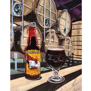Puede incluir: Una pintura de una botella de cerveza marrón oscura con una etiqueta amarilla y roja que dice "A Deal with the Devil". La botella está sentada sobre una superficie de madera junto a un vaso de cerveza oscura. El fondo es una pintura de una cervecería con barriles de madera.
