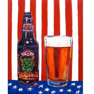Puede incluir: Una pintura de un vaso de cerveza y una botella de cerveza Victory HopDevil IPA frente a una bandera estadounidense.
