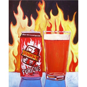 Könnte beinhalten: Ein Gemälde einer Dose Surly Furious Bier und einem Glas Bier vor einem feurigen orange-gelben Hintergrund. Die Dose trägt den Schriftzug "Bier für fast alles" und "Surly Brewing Co."