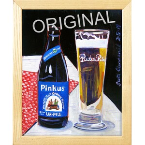 Puede incluir: Una pintura de una botella de cerveza Pinkus y un vaso de cerveza. La botella es azul y blanca con el texto "Pinkus" y "World's First Organic Brewery". El vaso es transparente y est&aacute; lleno de un l&iacute;quido dorado. La pintura est&aacute; enmarcada en madera.