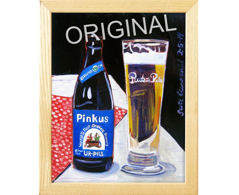 Puede incluir: Una pintura de una botella de cerveza Pinkus y un vaso de cerveza. La botella es azul y blanca con el texto "Pinkus" y "World's First Organic Brewery". El vaso es transparente y est&aacute; lleno de un l&iacute;quido dorado. La pintura est&aacute; enmarcada en madera.