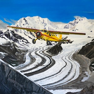 Könnte beinhalten: Ein gelbes und rotes Flugzeug fliegt über eine schneebedeckte Bergkette. Das Flugzeug fliegt niedrig über dem Boden und die Berge sind sehr hoch. Der Schnee auf den Bergen ist weiß und der Himmel ist blau.