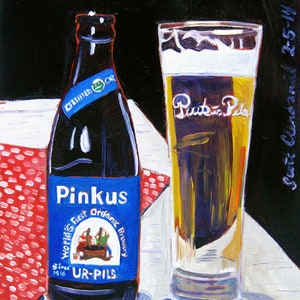 Puede incluir: Una pintura de un vaso de cerveza y una botella de cerveza Pinkus Ur-Pils. La botella es azul y blanca con el texto "World's First Organic Brewery" y "Pinkus Ur-Pils". La cerveza en el vaso es de color &aacute;mbar oscuro con una cabeza blanca. La pintura est&aacute; sobre un fondo blanco con un mantel a cuadros rojo y blanco.