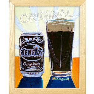 Puede incluir: Una pintura de una lata de cerveza Tenfidy Imperial Stout de Oskar Blues Brewery en Colorado, EE. UU. La lata está junto a un vaso de cerveza oscura con una cabeza blanca. El fondo es un sol amarillo y blanco.