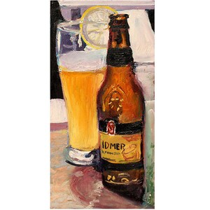 Puede incluir: Una pintura de un vaso de cerveza con una rodaja de limón y una botella de cerveza. La botella tiene una etiqueta que dice "Idmer" y una imagen de una jarra de cerveza.