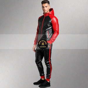 Puede incluir: Un ch&aacute;ndal de cuero negro y rojo. La chaqueta tiene capucha y mangas rojas con un cuerpo negro. Los pantalones son negros con una raya roja lateral. El texto "FOUR SEASONS LEATHER" es visible.
